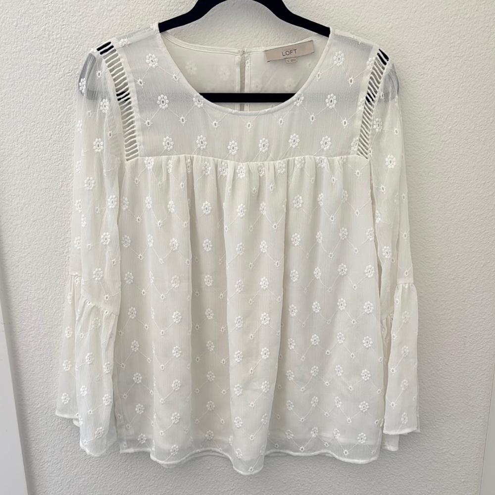 LOFT Women's White Floral Top size Small